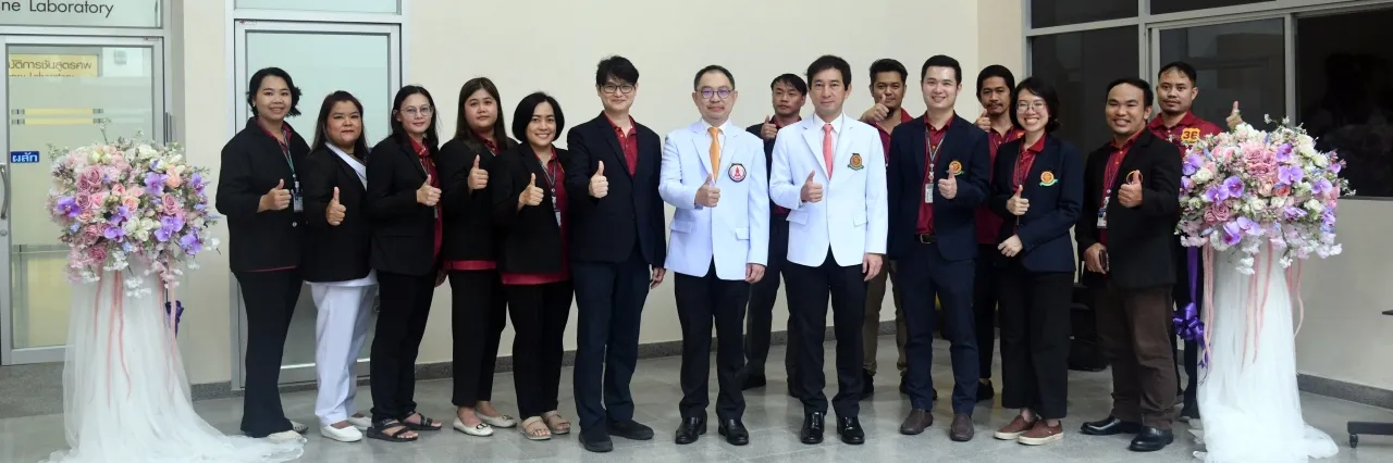 ภาพหมู่บุคลากร สาขานิติเวช โรงพยาบาลธรรมศาสตร์เฉลิมพระเกียรติ
